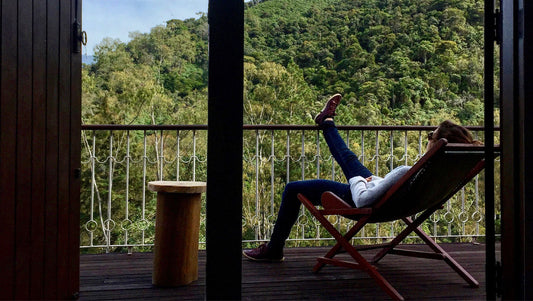 A relaxar na varanda da caso do campo