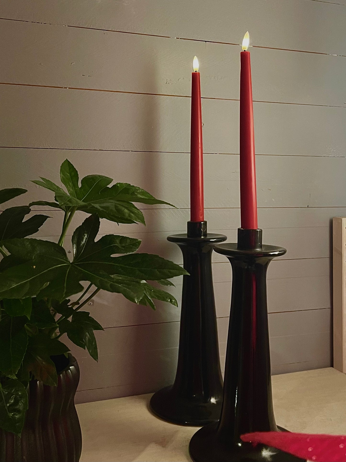 Um par de velas vermelhas LED slim