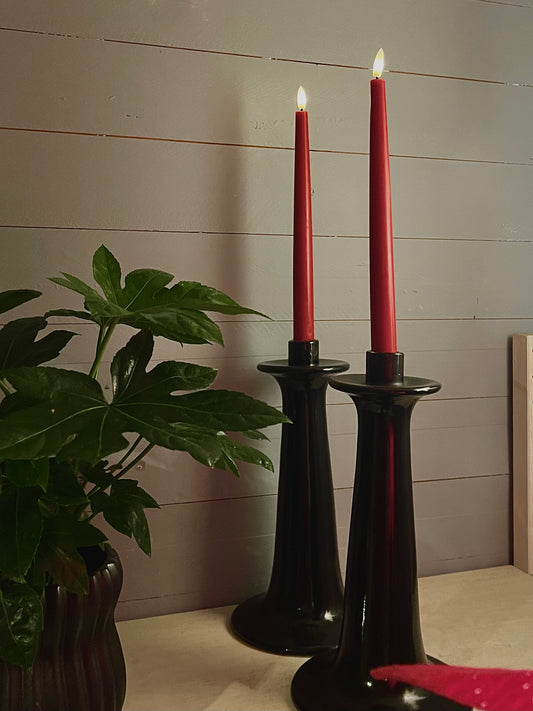 Um par de velas vermelhas LED slim