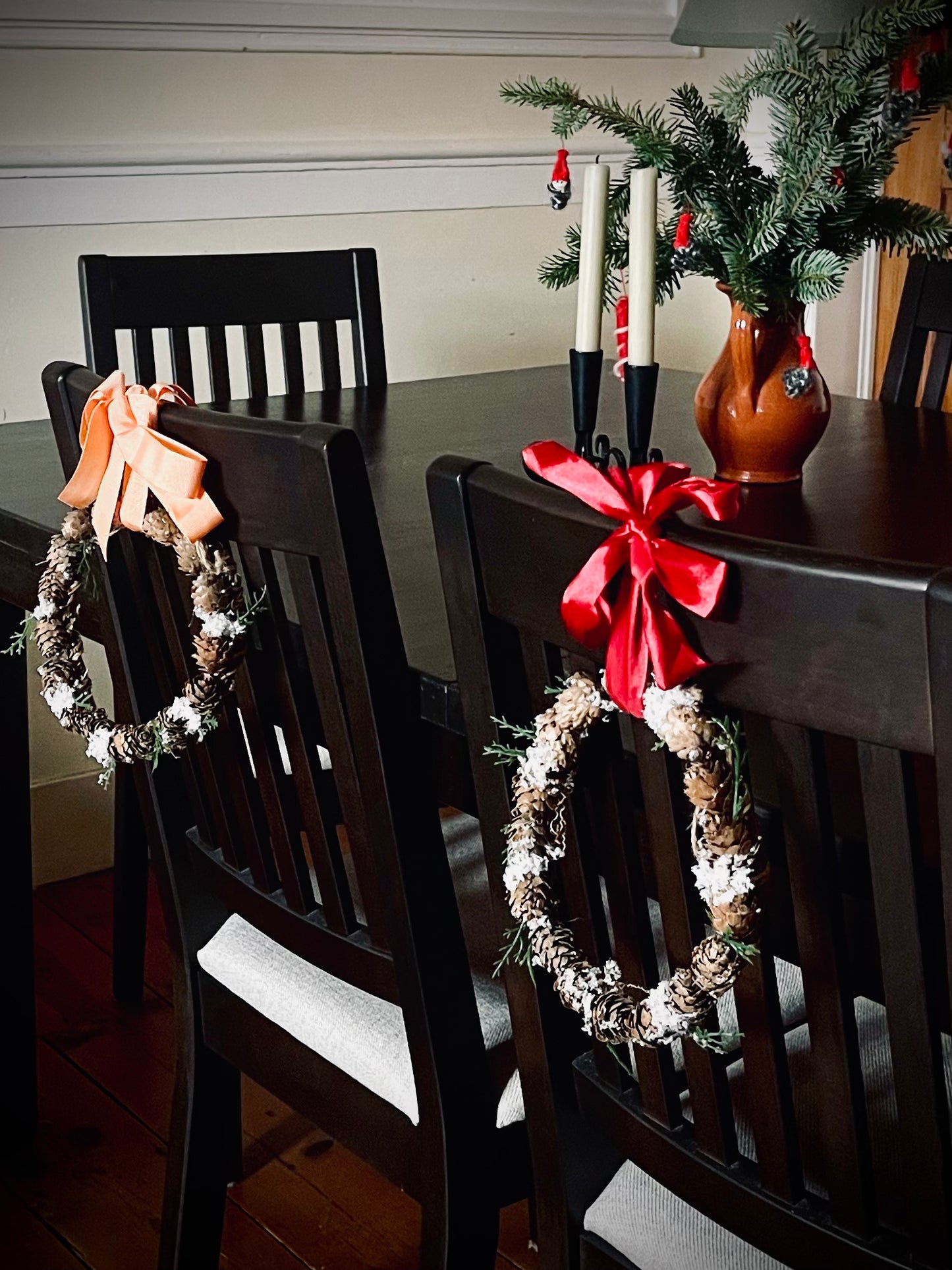 Coroa pequena com pérolas