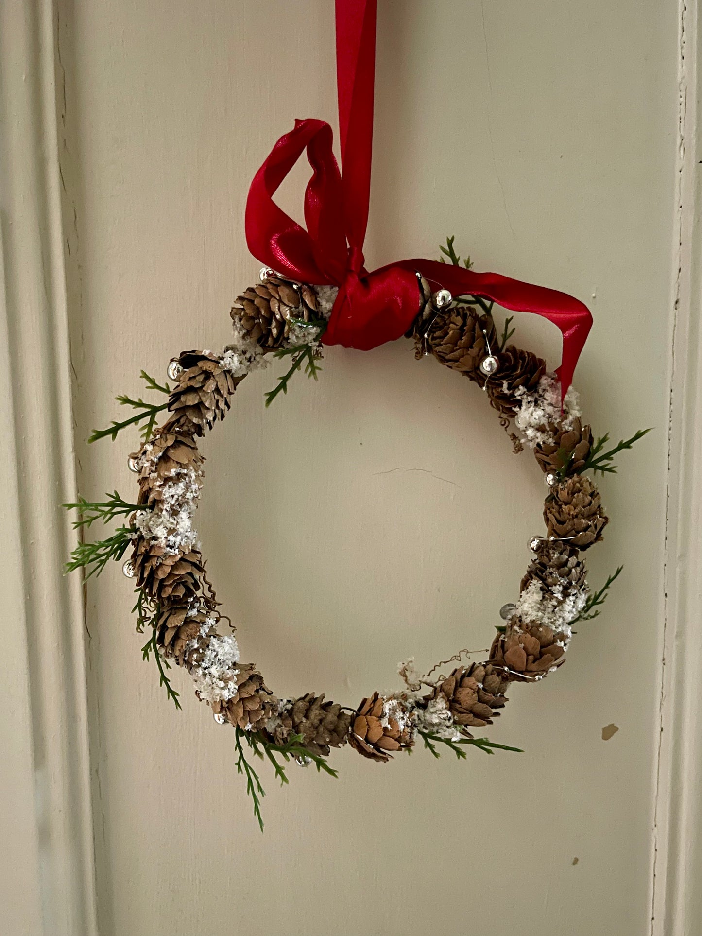 Coroa pequena com pérolas