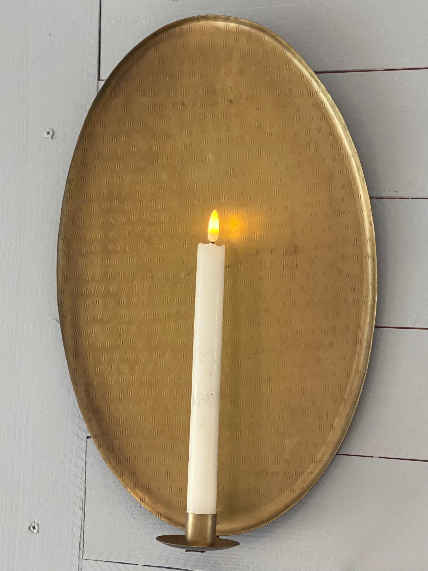 Um par de velas brancas LED